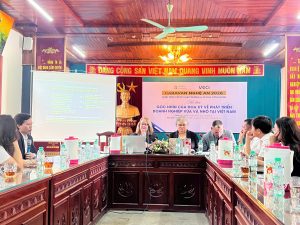 Hình ảnh buổi họp làm việc và trao đổi chuyên môn tại hội trường cơ quan, nơi các đại biểu thảo luận về kế hoạch, định hướng và giải pháp phát triển trong thời gian tới.