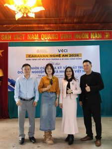 CEO Mai Anh – Học viện AGI chụp hình cùng các đại biểu và đại diện doanh nghiệp tại sự kiện Caravan Nghệ An 2026 do VCCI tổ chức, chương trình kết nối và chia sẻ góc nhìn phát triển doanh nghiệp tại Việt Nam.