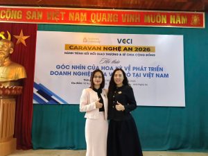 CEO Mai Anh – Học viện AGI chụp hình cùng đại diện VCCI tại sự kiện Caravan Nghệ An 2026, chương trình kết nối và chia sẻ góc nhìn phát triển doanh nghiệp tại Việt Nam.